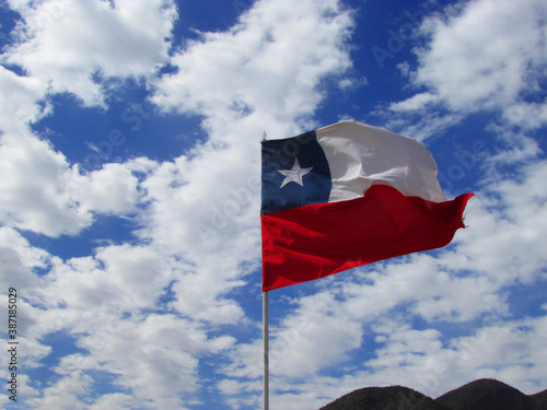 bandera de chile con cielo azul y nubes