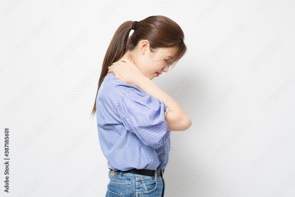 肩に手を当てる若い女性 肩に手を当てる若い女性