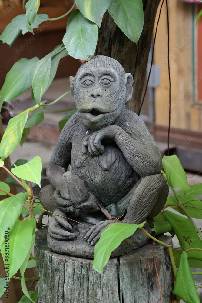 Obraz premium Monkey statue in the garden