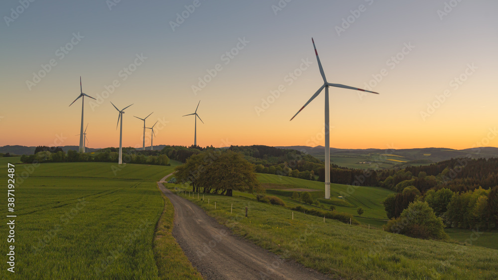 Obraz premium wind turbines at sunset