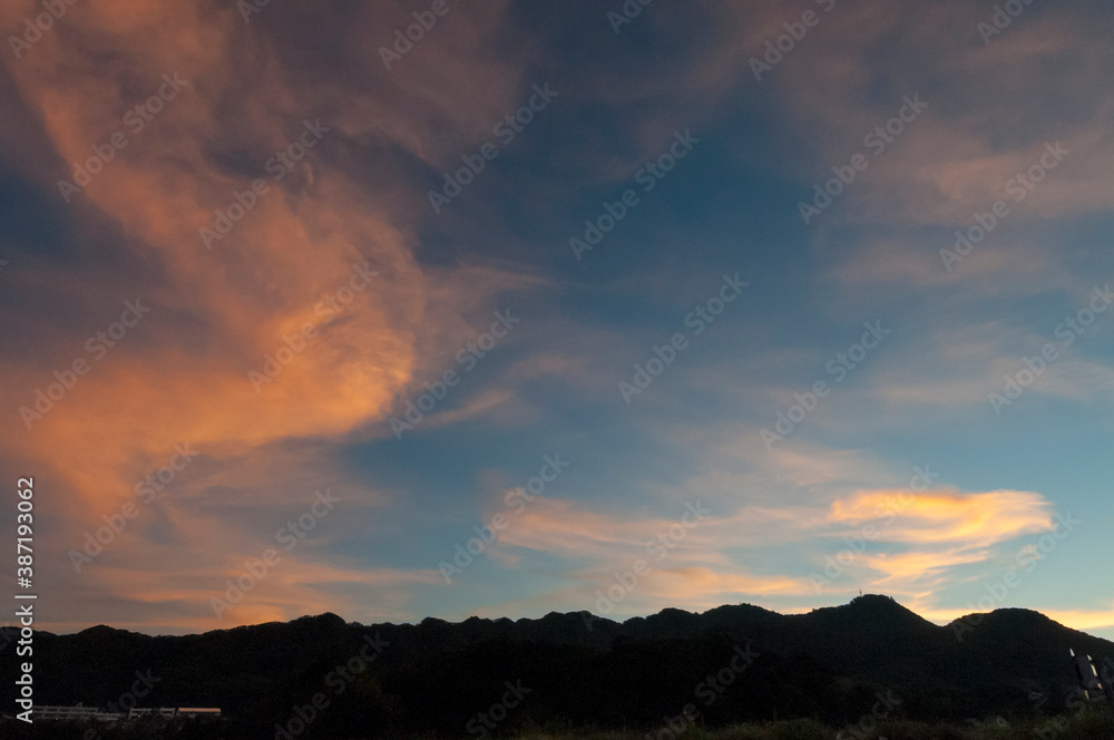 Fototapeta premium 黄色からｵﾚﾝｼﾞ色に染まった朝焼け雲