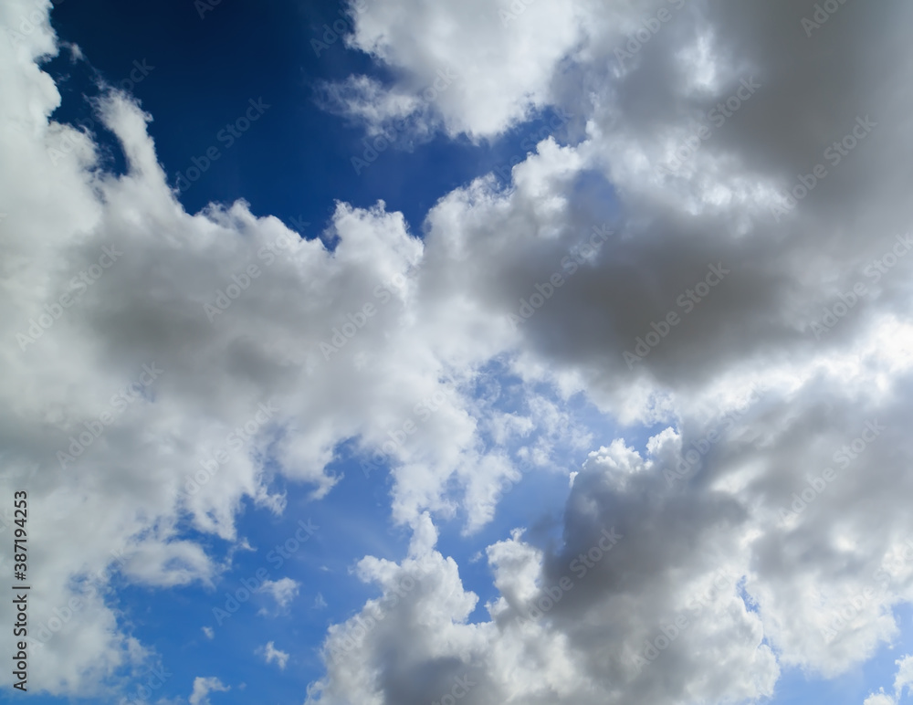 Obraz premium Blue sky background with fluffy clouds