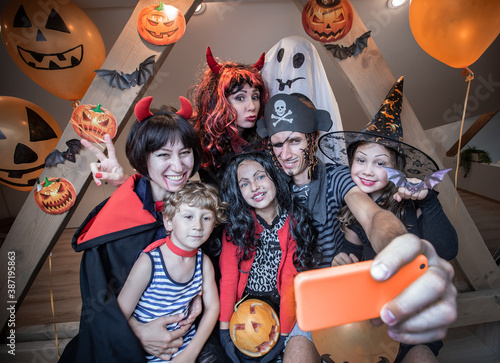 Canvastavla Big family in halloween costumes