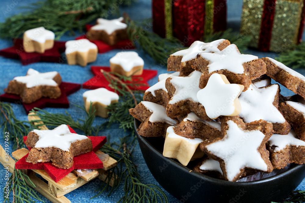 zimtsterne in einer schüssel mit weihnachtsdekoration zimtsterne in einer schüssel mit weihnachtsdekoration