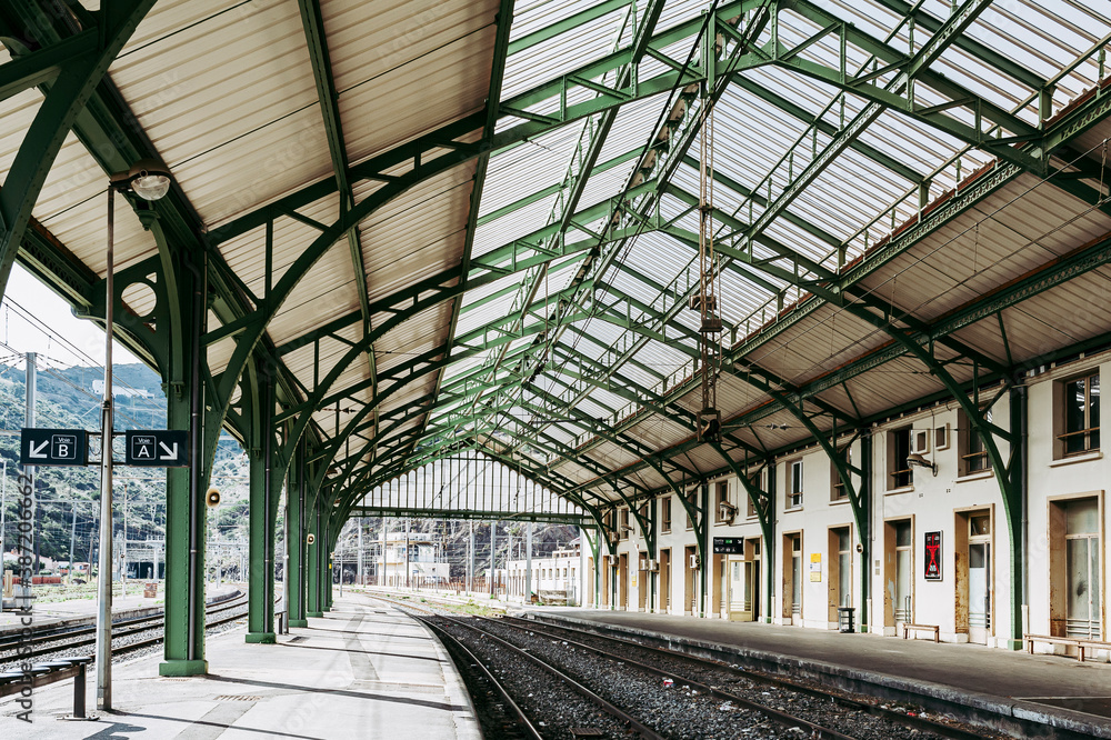 Gare avec une structure métallique et verrière moderne et industrielle - Style architectural industriel Gare avec une structure métallique et verrière moderne et industrielle - Style architectural industriel