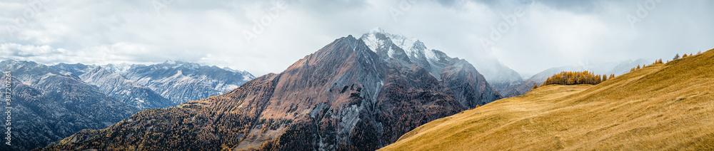 Wiese und Berge im Herbst in den Alpen