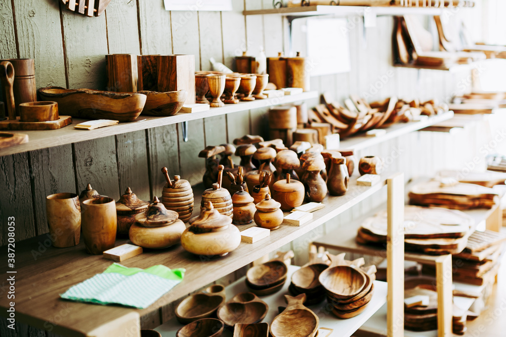Boutique d'un artisan tourneur sur bois qui fabrique des objets en bois d'olivier