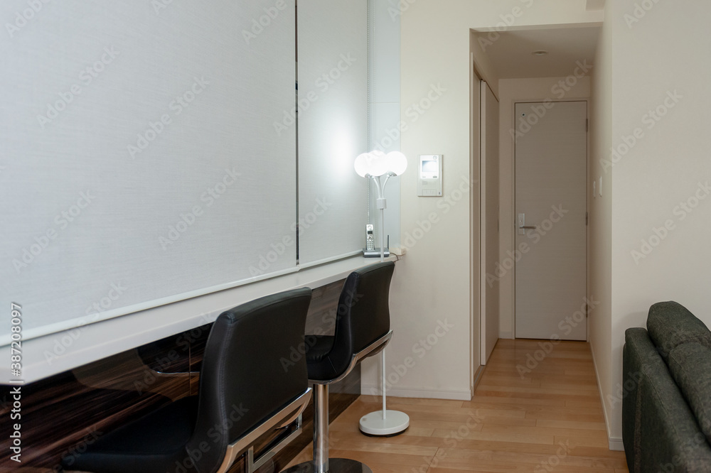 マンションの部屋 椅子(いす)とカウンター マンションの部屋 椅子(いす)とカウンター