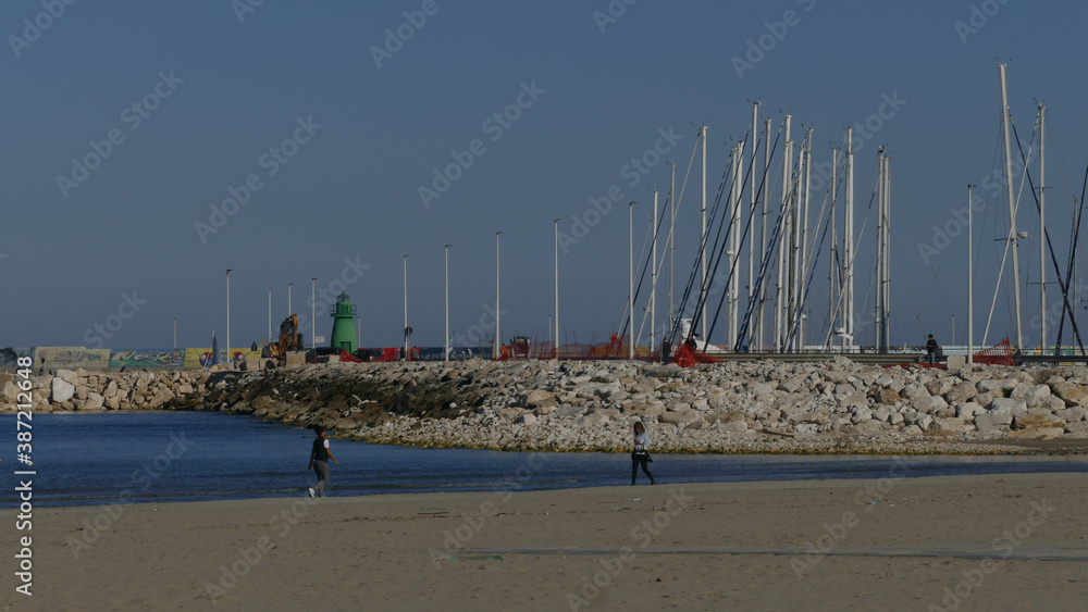 Persone a passeggio in riva al mare