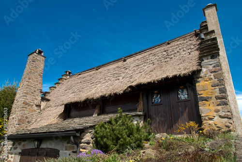 Maison rurale à couverture de chaume à Moudeyres, France