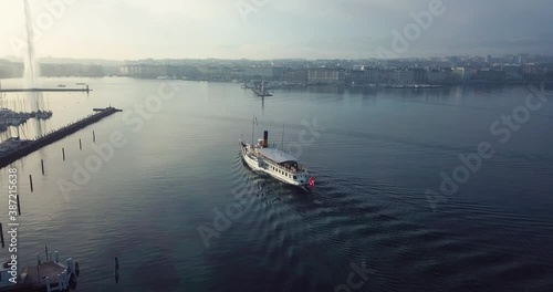 Wallpaper Mural Vue aérienne du bateau de la CGN à Genève, Suisse, par temps d'hiver. Torontodigital.ca
