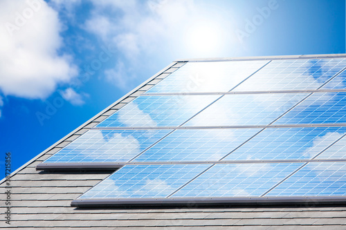 住宅の屋根のソーラーパネル