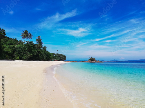 Fototapeta Naklejka Na Ścianę i Meble -  Tropical beach in Pulau Kapas island, Malaysia