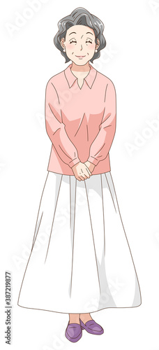 笑顔で立ちポーズをとる家族＿祖母