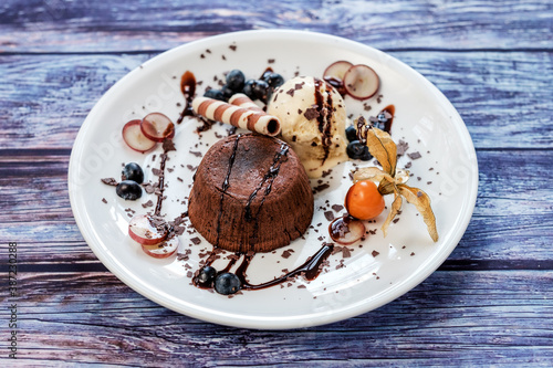 Schokoladenkuchen mit Vanilleeis