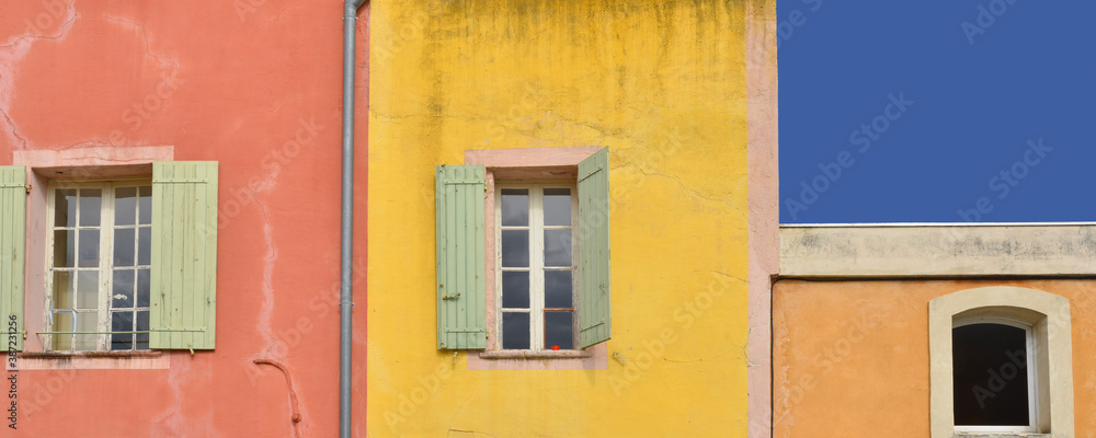 Panoramique façades colorées à Roussillon (84220), Vaucluse en Provence-Alpes-Côte-d'Azur, France