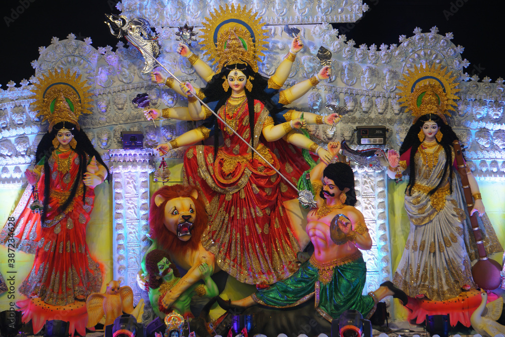Obraz premium Picture of the great fort festival of Hinduism. The image of the Durga Devi's Family. It is a sculpture made by the artist with clay and straw.