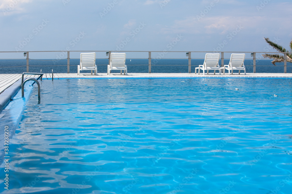 Obraz premium プールサイドに置かれたサマーベッド
