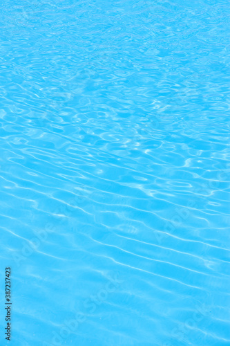 プールの水面 © Paylessimages