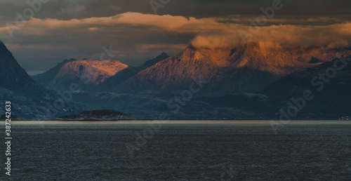 Saltfjorden w okolicy norweskiego miasta Bodo
