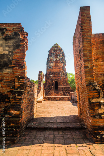 Obraz na płótnie Pagoda at Ayutthaya Historical Park on a Sunny Day in Ayutthaya Province, Thailand. Architecture of Old Thai Capital City w salonie
