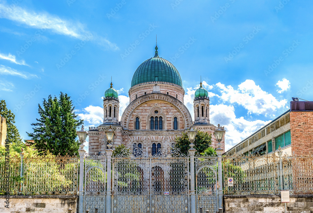 Obraz premium Exterior view of the Great Synagogue of Florence or Tempio Maggiore, built in the 19th century, in Florence city center, Tuscany, Italy