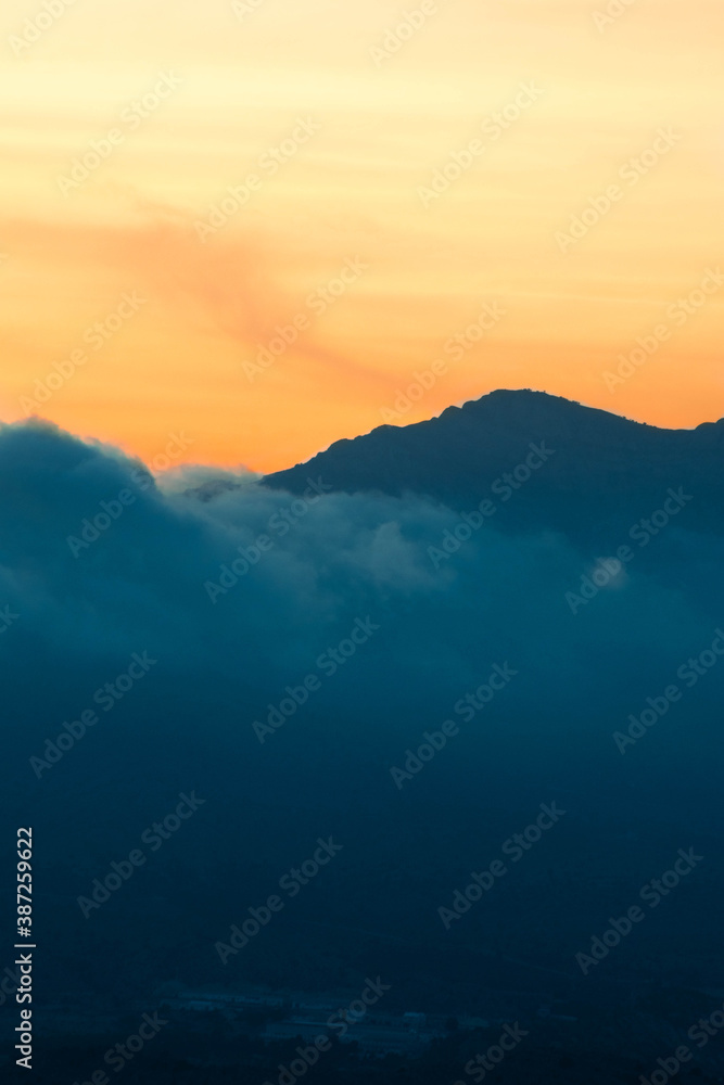 Montañas entre las nubes Montañas entre las nubes