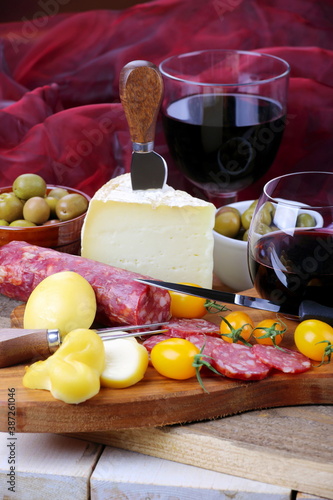 Salame , formaggio e vino rosso con olive