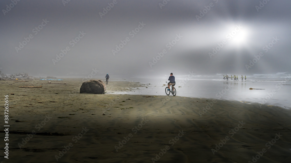 Φωτογραφία Bikers in Dense Fog biking on the Beach in Cox Bay at the Pacific Rim National P