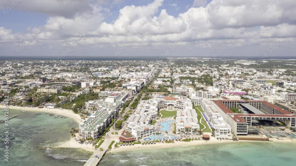 Espectacular hyperlapse aéreo frente a la playa y zona hotelera de Playa del Carmen, en la riviera maya, México.