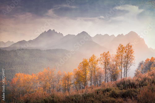 Fototapeta Naklejka Na Ścianę i Meble -  Sawtooth mountains of Idaho in the fall in the evening light.