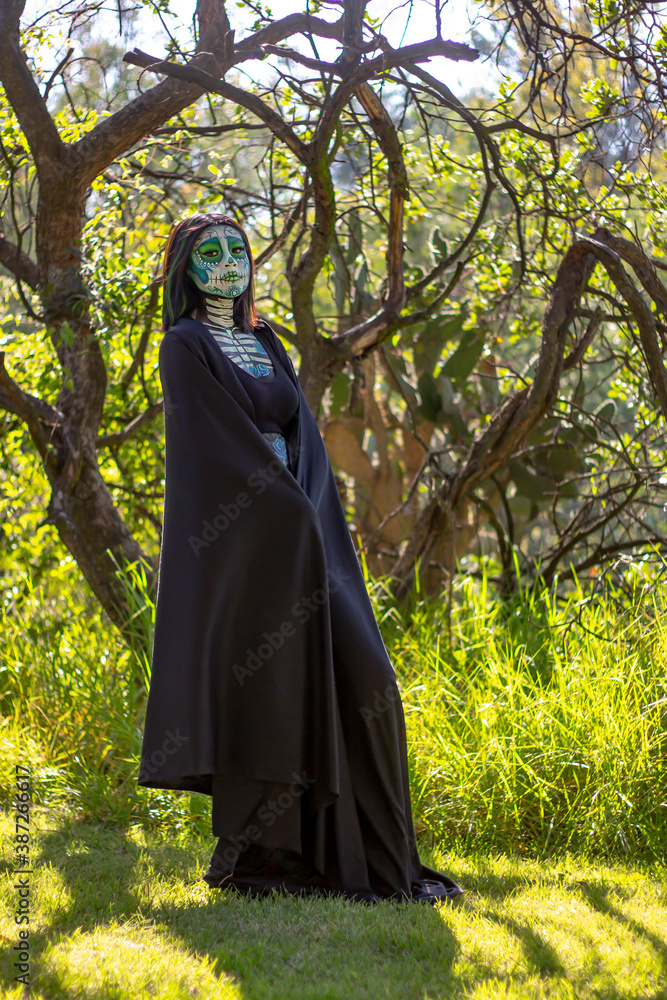 Mujer maquillada como catrina en bosque y lago. Mujer maquillada como catrina en bosque y lago.
