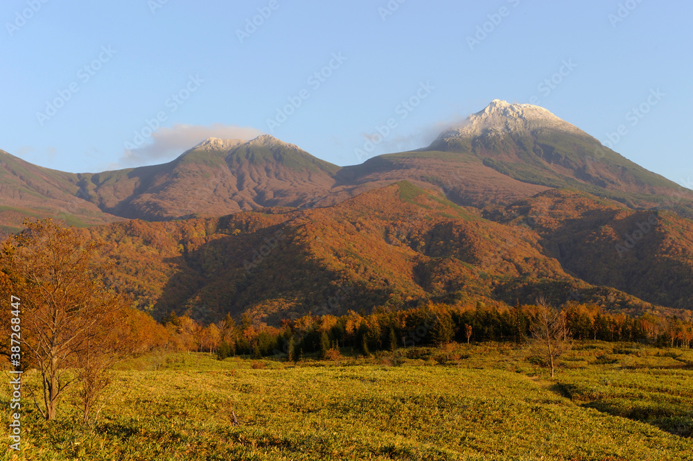 Obraz premium 冠雪した秋の知床連山（北海道・知床）