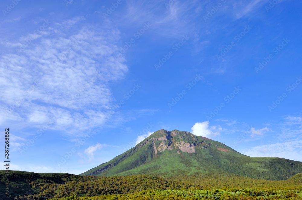 羅臼岳と青空（北海道・知床）