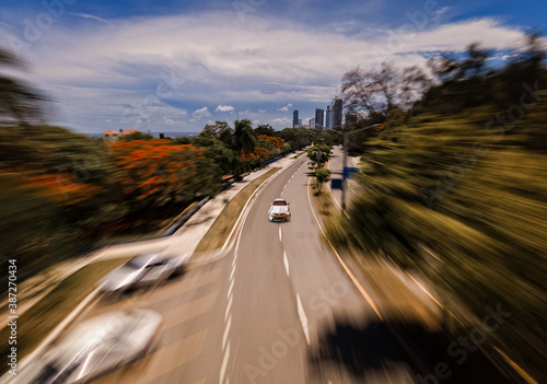 Auto a alta velocidad