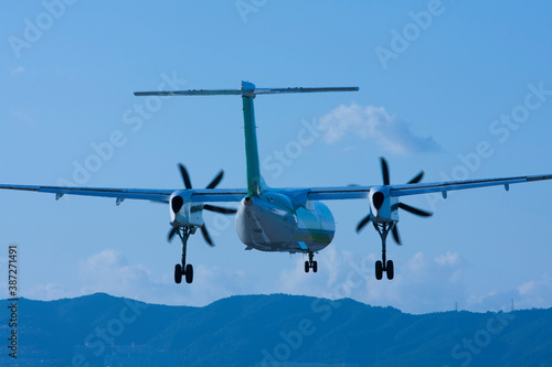 Fototapeta Naklejka Na Ścianę i Meble -  着陸する旅客機