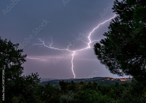 Blitz vom Boden in den Himmel, Toskana, 2020 photo