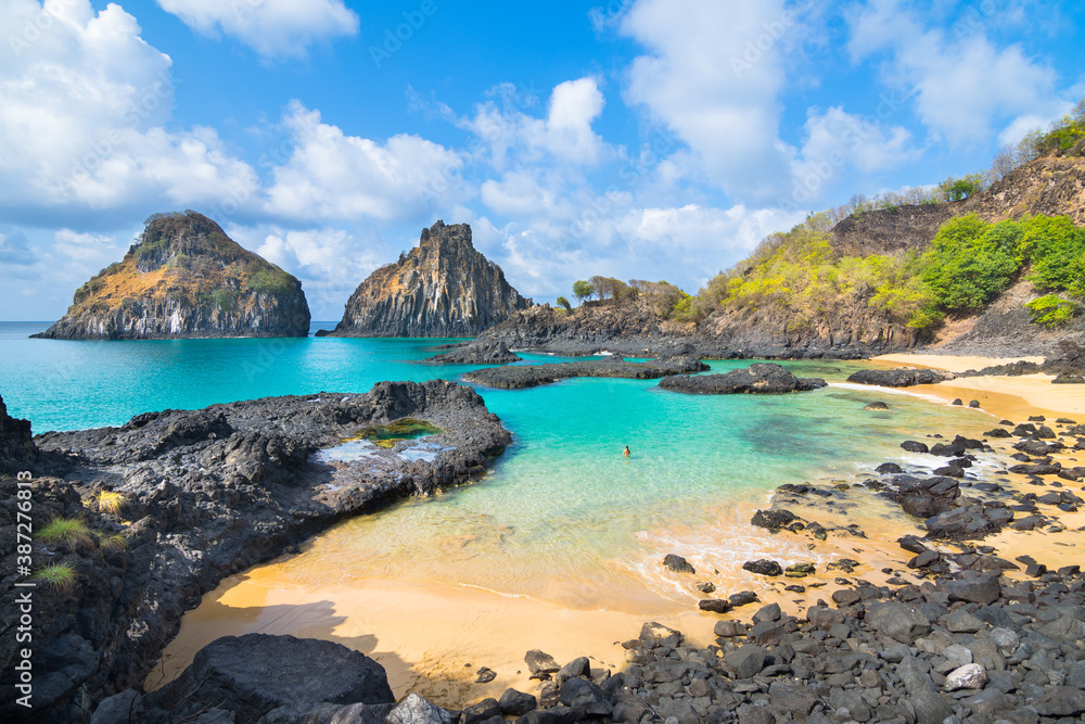 Obraz premium Beautiful view of Pigs Bay (Baia dos Porcos) and Two Brothers Hill (Morro Dois Irmãos) in Fernando de Noronha Island - Brazil
