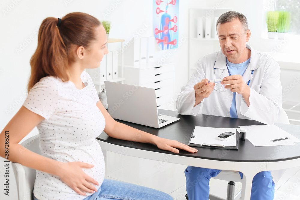 Fototapeta premium Pregnant diabetic woman visiting doctor in clinic