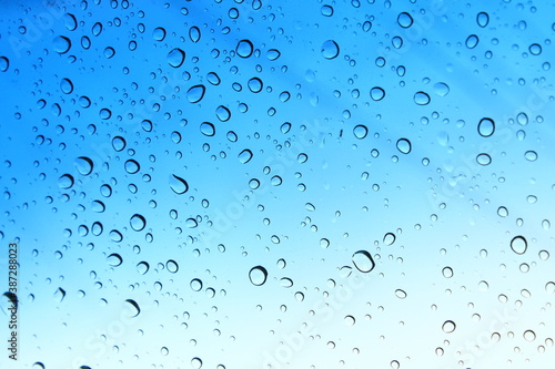 gotas de lluvia en el parabrisas del carro 
