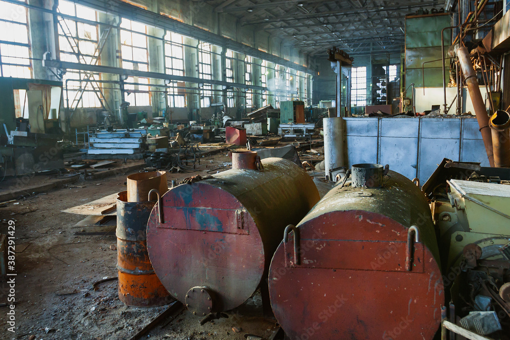An abandoned old large industrial hall is waiting to be demolished. Former Khabarovsk plant for the production of diesel engines. An abandoned old large industrial hall is waiting to be demolished. Former Khabarovsk plant for the production of diesel engines.