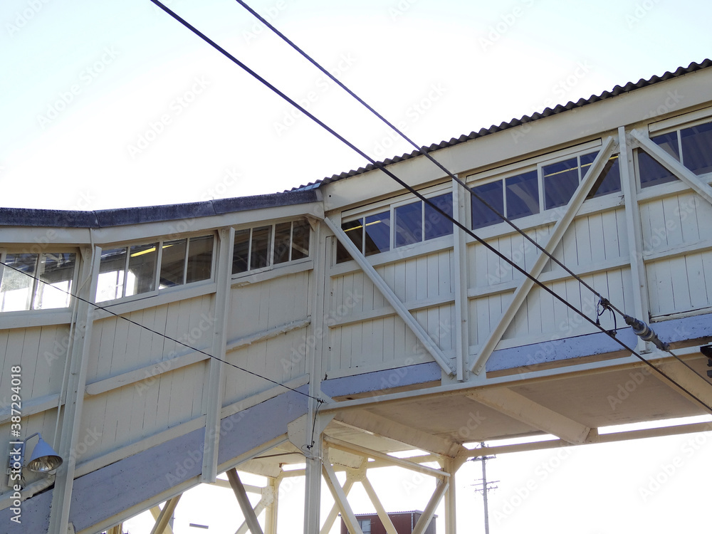 JR東海道本線の駅ホームのレトロな歩道橋 JR東海道本線の駅ホームのレトロな歩道橋