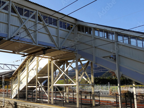 JR東海道本線の駅ホームのレトロな歩道橋