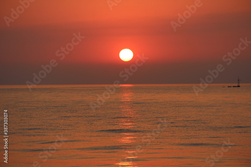 Fototapeta Naklejka Na Ścianę i Meble -  red sea dawn from the sea in summer