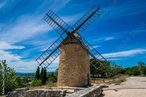 Saint-Saturnin-lès-Apt, village médiéval perché du Luberon en Provence-Alpes-Côte-d'Azur. 