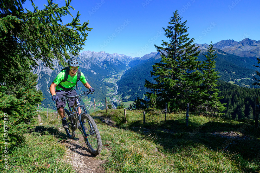 Unterwegs mit dem Mountainbike im Montafon mit Ausblick auf das Klostertal zum Arlberg hin
