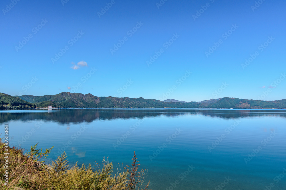 爽やかな秋晴れの田沢湖