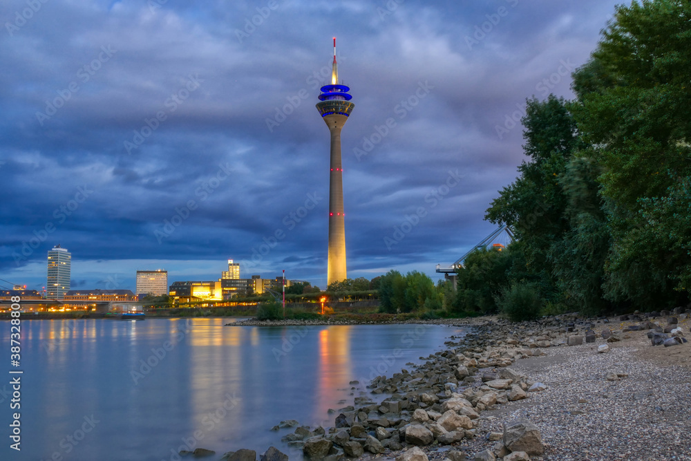 Strand am Rhein und Skyline von Düsseldorf