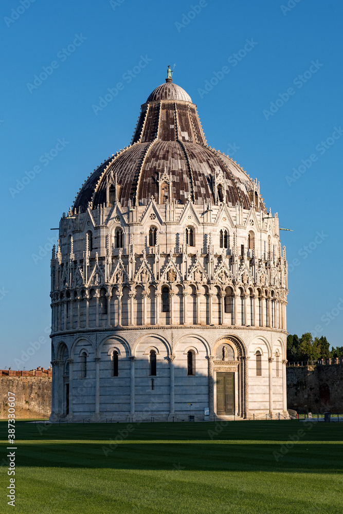 Baptisterium auf der Piazza Miracoli in Pisa in der Toskana in Italien 