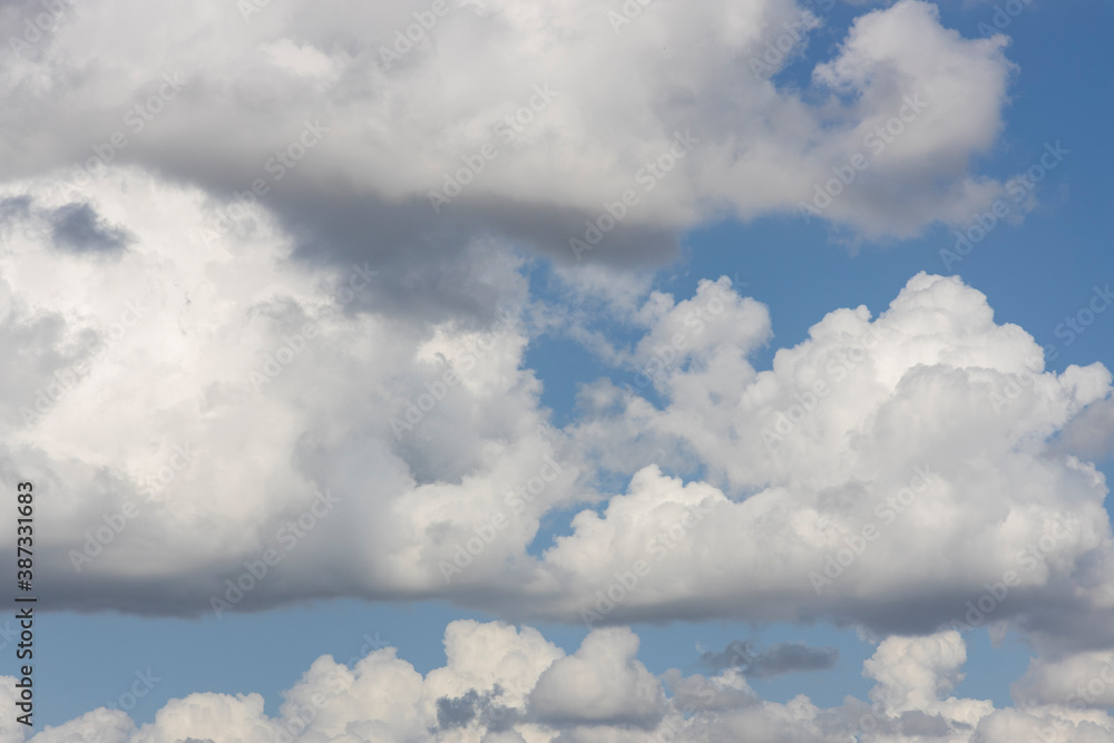 Obraz premium fluffy clouds and blue sky background